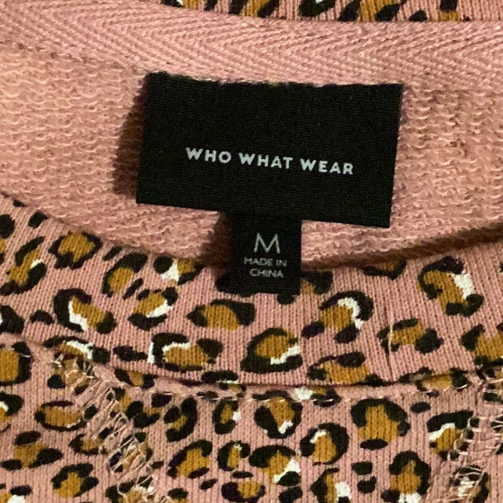 🐆Sweet pink leopard sweatshirt w puff sleeves.